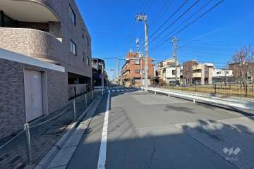 敷地北側の前面道路（東側から）
