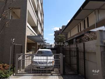 敷地南部分には専用駐車場スペースが設けられています。