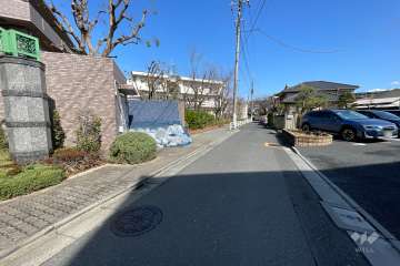 敷地東側の前面道路（南側から）