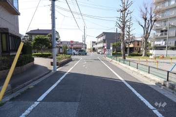 敷地北側の前面道路（東側から）
