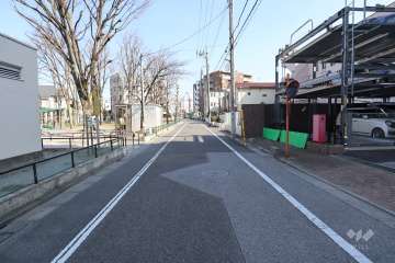 敷地北側の前面道路（西側から）