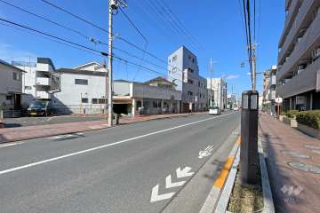 敷地南西側の前面道路（南東側から）