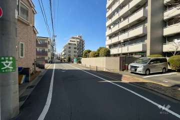 敷地南側の前面道路（東側から）