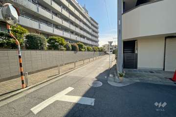 敷地西側の前面道路（北側から）
