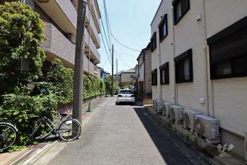 敷地南側の前面道路（西側から）