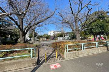 敷地東側に隣接する『足立区立水神橋公園』