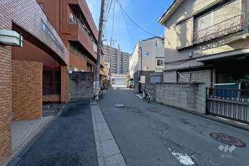 敷地北側の前面道路（東側から）