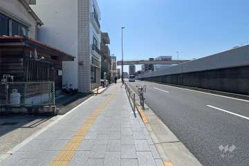 敷地西側の前面道路　