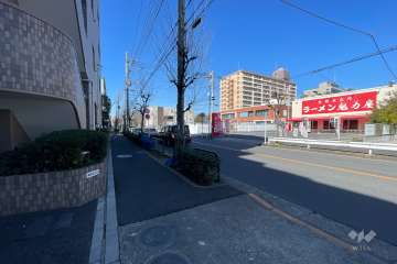 敷地の北側前面道路（東側から）
