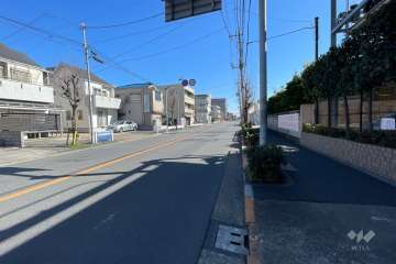 敷地の北側前面道路（西側から）