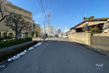 敷地北側の前面道路（東側から）