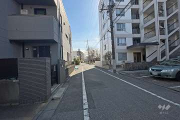 敷地東側の前面道路（北側から）