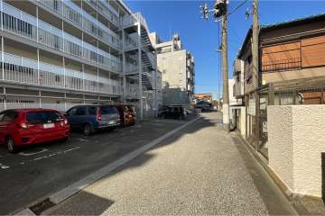 敷地北東側の前面道路（南東側から）