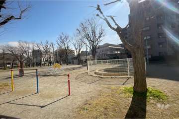 敷地に隣接した『竹の塚第二公園』