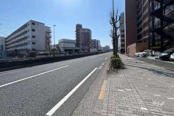 敷地の東側前面道路（北側から）