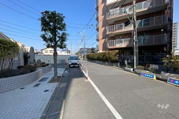 敷地の南西側前面道路（南東側から）