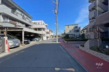 敷地北側の前面道路（西側から）