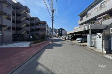 敷地北側の前面道路（東側から）