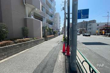 敷地北西側の前面道路（北東側から）