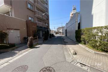 敷地北東側の前面道路（南東側から）