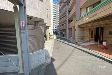 敷地北東側の前面道路（南東側から）