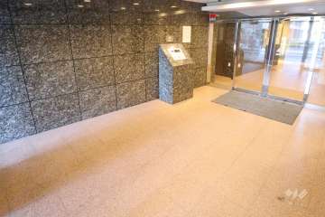 エントランスはオートロック付きです。