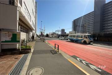 敷地南東側の前面道路（南西側から）