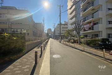 敷地東側の前面道路（北側から）