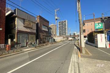 敷地西側の前面道路（南側から）