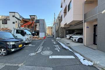 敷地の北側前面道路（西側から）