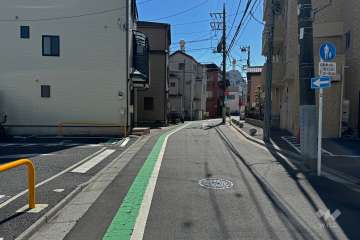 敷地北東側の前面道路（北西側から）