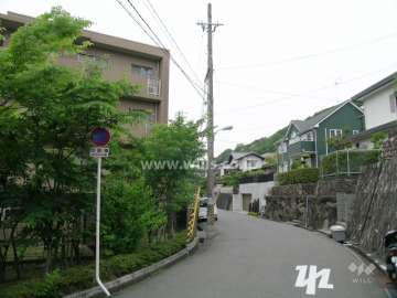 周辺は五月山に近い緑豊かな住宅地