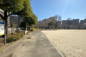敷地東側に隣接した『足立区立関屋公園』