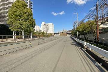 敷地南側の前面道路（東側から）