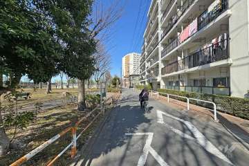 敷地南西側の前面道路（南東側から）