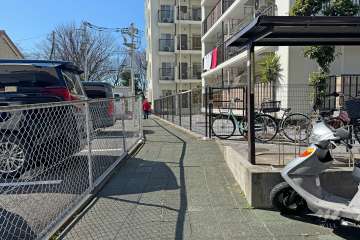 敷地南東側の前面道路（北東側から）