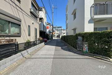 敷地北西側の前面道路（南西側から）