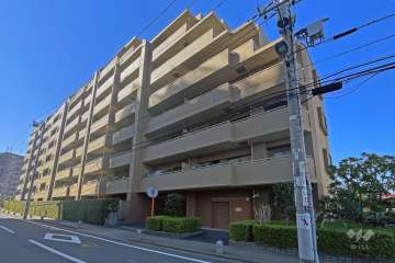 コスモ北千住ロイヤルフォルムの外観（北東側から）