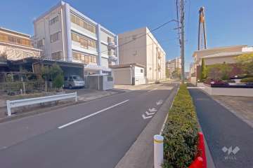 敷地北側の前面道路（西側から）