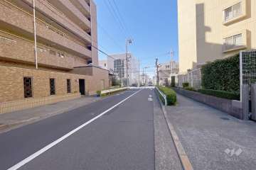 敷地北側の前面道路（東側から）