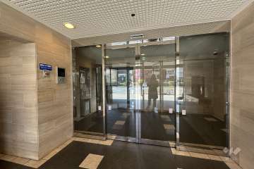 エントランスはオートロック付きです。