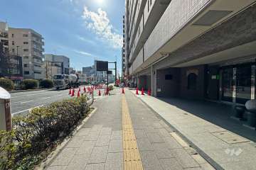 敷地東側の前面道路（北側から）