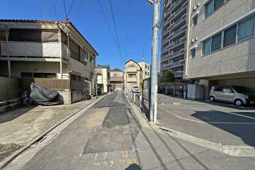 敷地西側の前面道路