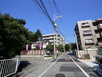 敷地東側の前面道路。周辺は南斜面地の高台の住宅地です。