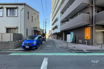 敷地西側の前面道路