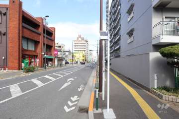 敷地西側の前面道路（南側から）