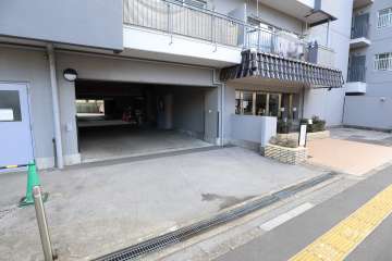 駐車場出入り口