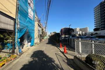 敷地西側の前面道路（南側から）
