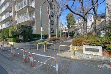 敷地東側に隣接した『中央本町四丁目第二児童遊園』