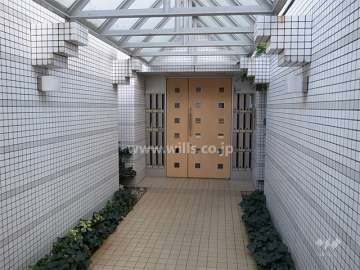 エントランスはオートロック付きです。